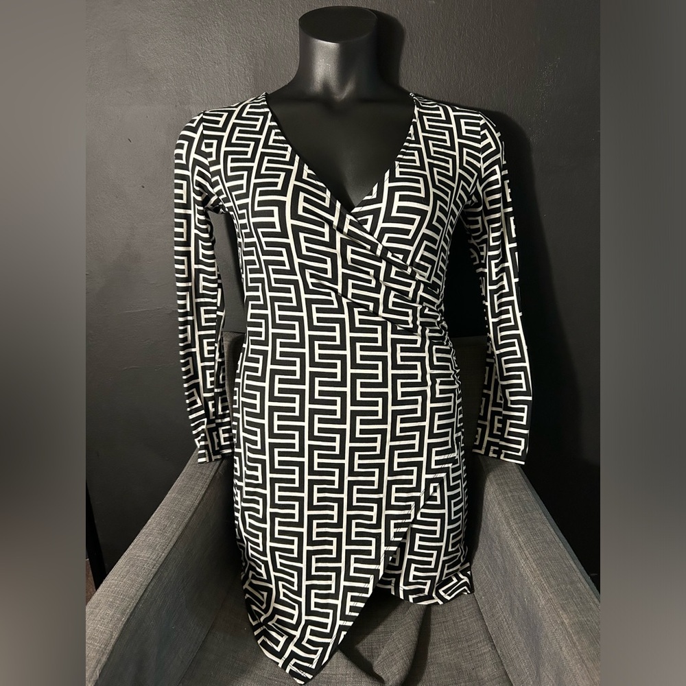 Black and White Geometric Illusion Wrap Dress Medium